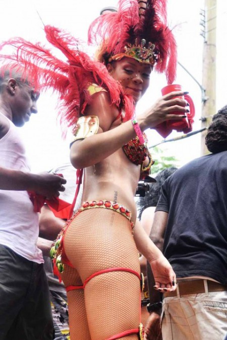 rihanna-bikini-parade