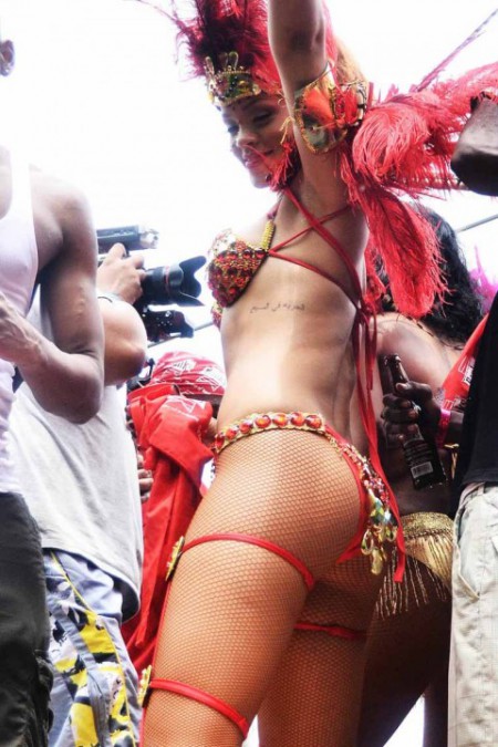 rihanna-bikini-parade