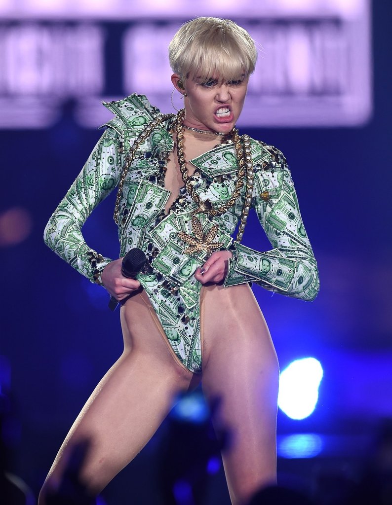 Miley Cyrus pošteklí váš dávivý reflex.
