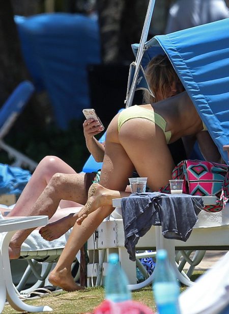 34D6925600000578-3621089-Pert_Her_backside_was_on_full_display-a-32_1464855622992