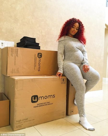 3549FE9C00000578-3641963-Later_on_Tuesday_Blac_had_kicked_back_into_her_sweats_donning_a_-m-81_1465963573432