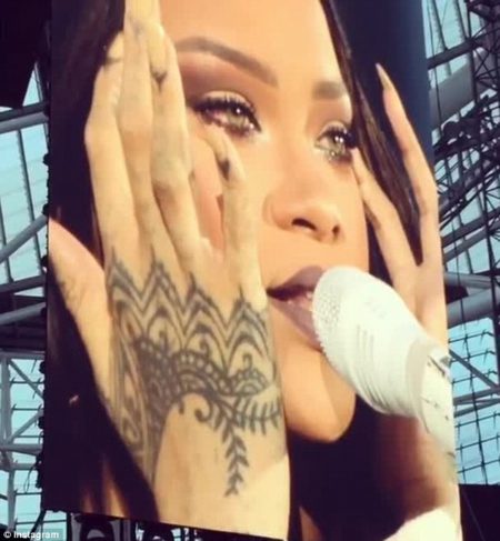 3589328100000578-3653558-Rihanna_wiped_tears_from_her_eyes_as_she_sang-m-80_1466565237581