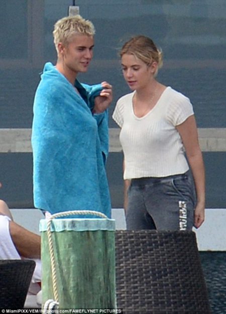 35F2D40700000578-3674141-Friends_Justin_smiled_as_he_chatted_with_actress_Ashley_who_wore-a-92_1467700620118