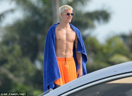 35F2D7B100000578-3674141-Fitness_fan_Justin_wrapped_up_in_a_bright_blue_towel_as_he_flash-a-62_1467700619433