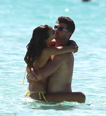 36826D6500000578-3704055-Moving_on_and_moving_out_Robin_Thicke_was_seen_snuggling_up_to_A-m-85_1469231882069