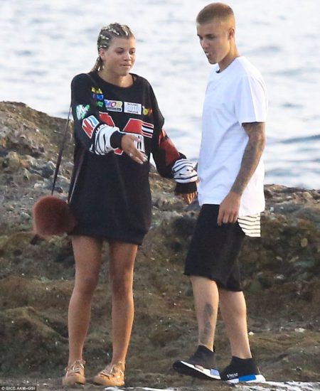 370EAF8600000578-3732475-Holding_hands_Justin_Bieber_jetted_back_to_California_where_he_e-a-10_1470795086687