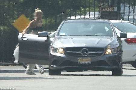 370F33C400000578-3732609-Star_power_Justin_was_not_seen_with_the_beauty_as_she_waited_out-a-64_1470808410486