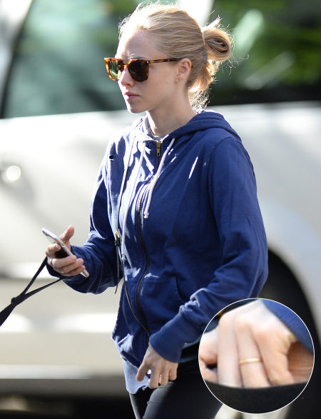 Amanda Seyfried steps out for the first time since getting engaged in New York and keeps her engagement ring hidden. The Ted 2 star got engaged to actor Thomas Sadoski Pictured: Amanda Seyfried Ref: SPL1353602 130916 Picture by: Splash News Splash News and Pictures Los Angeles: 310-821-2666 New York: 212-619-2666 London: 870-934-2666 photodesk@splashnews.com 