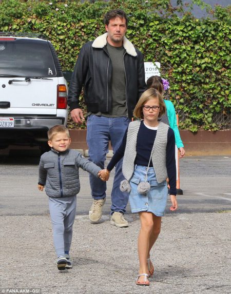 37E8374500000578-0-Ben_Affleck_headed_to_mass_with_his_three_kids_daughters_Violet_-m-4_1473025674966