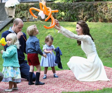 38eec99300000578-3814262-the_duchess_of_cambridge_lifts_his_ball-m-44_1475188277923