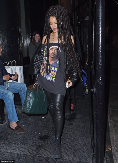 391bde2a00000578-0-rihanna_stepped_out_in_a_vintage_tupac_shakur_tee_in_new_york_ci-m-28_1475633705909
