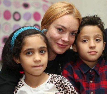 ISTANBUL,  TURKEY - SEPTEMBER 26: Hollywood actress Lindsay Lohan (C) poses with a Syrian refugee family at their house after the visit to a hospital built for Syrian refugees at Sultanbeyli suburb of Istanbul,  Turkey on September 26,  2016. (Photo by Stringer/Anadolu Agency/Getty Images)