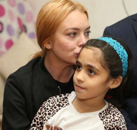 ISTANBUL,  TURKEY - SEPTEMBER 26: Hollywood actress Lindsay Lohan (L) kisses a Syrian refugee girl at her house after the visit to a hospital built for Syrian refugees at Sultanbeyli suburb of Istanbul,  Turkey on September 26,  2016. (Photo by Stringer/Anadolu Agency/Getty Images)