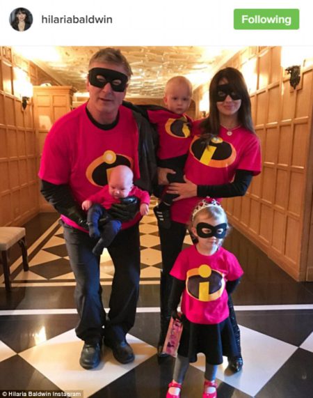 39ed074100000578-3892204-fabulous_family_alec_baldwin_and_wife_hilaria_showed_off_their_c-m-84_1477972667939