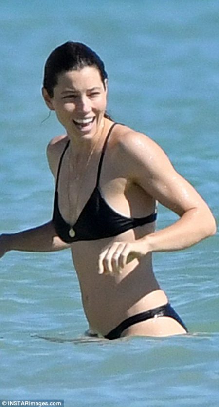 3a3d34db00000578-3924454-beach_babe_the_34_year_old_actress_looked_amazing_in_a_stylish_b-a-65_1478799974870