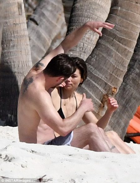 3a3d369900000578-3924454-after_the_dip_the_couple_sat_chatting_for_a_while_under_some_pal-m-71_1478800032424