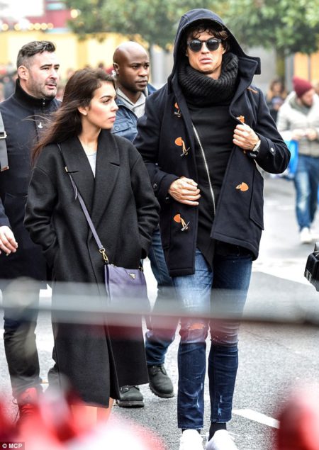 3aaca70700000578-3963612-well_wrapped_on_a_chilly_day_in_the_french_capital_ronaldo_staye-a-28_1479897645209