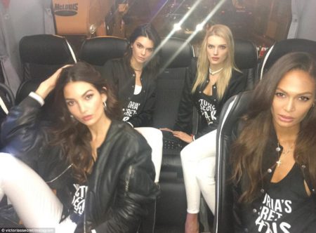 3ad4da3900000578-3979134-sultry_poses_kendall_shared_this_snap_from_the_bus-m-116_1480354589577