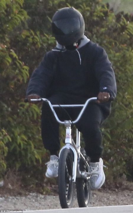 3b3ac79500000578-4019422-having_a_wheely_good_time_kanye_west_was_spotted_enjoying_a_bmx_-a-76_1481345965399