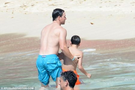 3baf647200000578-4072408-dad_on_duty_mark_made_sure_to_keep_an_eye_on_his_kids_helping_hi-a-33_1483061424551