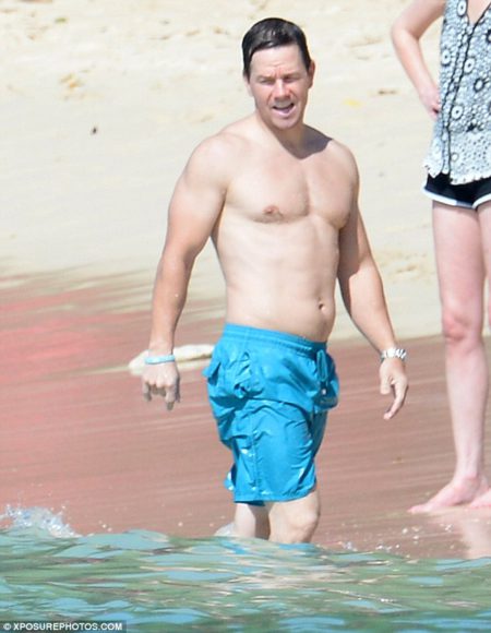 3baf647d00000578-4072408-code_blue_the_boston_born_hunk_sported_cool_blue_shorts_that_mat-a-30_1483061424394