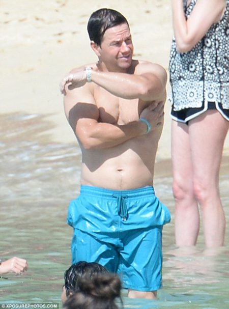 3baf64af00000578-4072408-boy_in_blue_wahlberg_looked_like_a_hunky_dad_while_vacationing_w-a-27_1483061424086