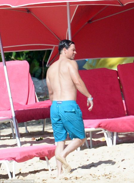 3baf664100000578-4072408-soak_up_the_sun_marky_mark_showed_off_his_ripped_figure_while_ta-a-28_1483061424353