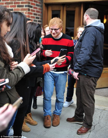 3c14baba00000578-4114384-fan_favourite_ed_spent_time_chatting_with_fans_and_signing_autog-m-33_1484245023294