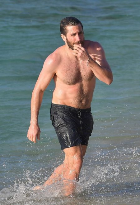 jake-gyllenhaal-goes-shirtless-on-the-beach-01