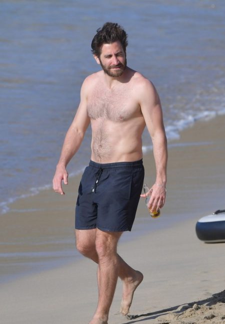 jake-gyllenhaal-goes-shirtless-on-the-beach-03