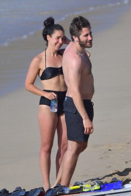 jake-gyllenhaal-goes-shirtless-on-the-beach-12
