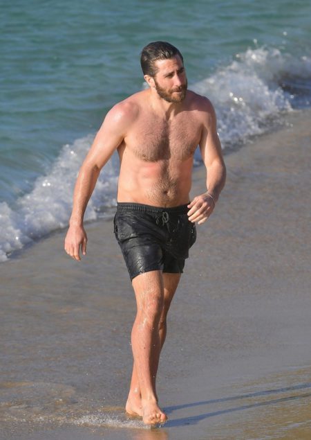 jake-gyllenhaal-goes-shirtless-on-the-beach-14