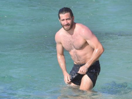 jake-gyllenhaal-goes-shirtless-on-the-beach-20