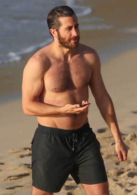 jake-gyllenhaal-shirtless-abs-beach-greta-01