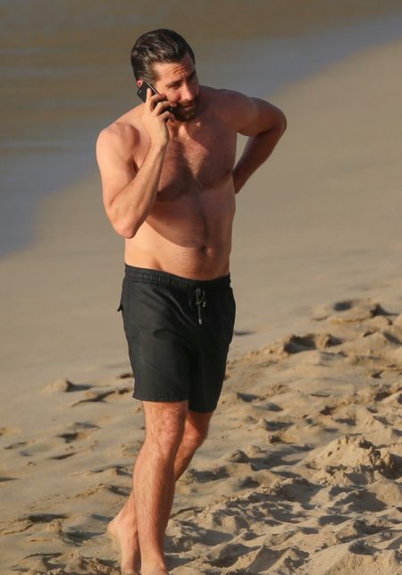 jake-gyllenhaal-shirtless-abs-beach-greta-02