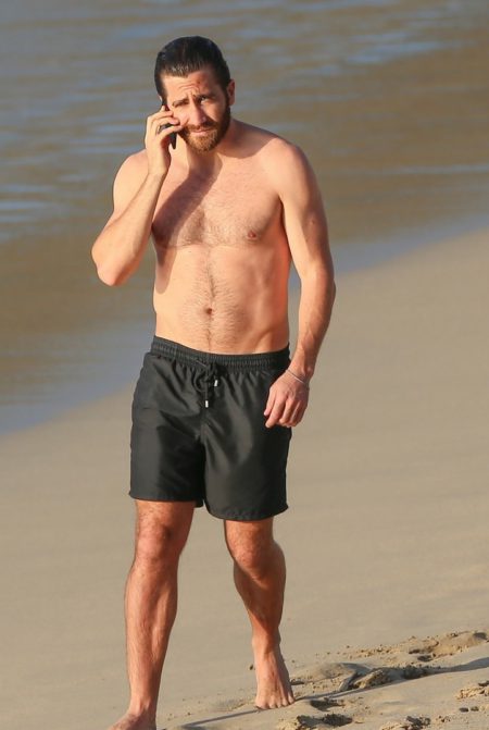 jake-gyllenhaal-shirtless-abs-beach-greta-05