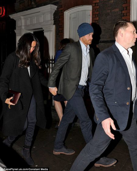 3cccaa3600000578-4189660-prince_harry_32_was_wearing_a_black_blazer_and_blue_beanie_hat_w-a-15_1486161023421