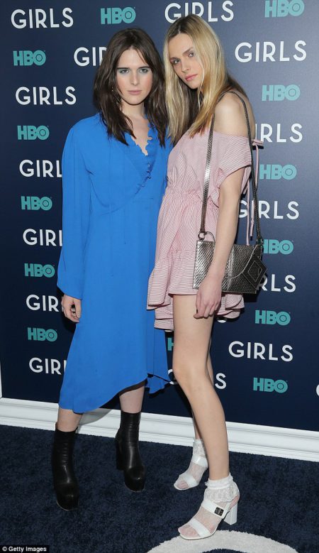 3ccd847a00000578-0-gal_pals_while_she_mainly_posed_by_herself_at_the_premiere_she_a-m-33_1486199936891