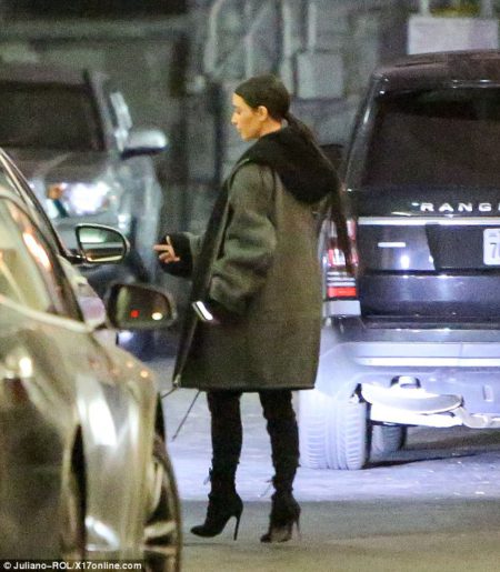3cf22bcb00000578-4202394-look_at_that_hair_kim_showed_off_her_mermaid_style_locks_in_a_lo-a-17_1486537264842
