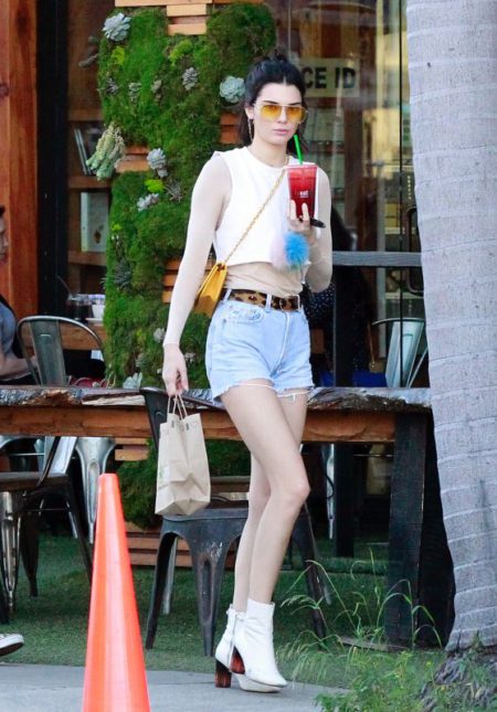 kendall-jenner-leaving-kreation-organic-juicery-in-beverly-hills-3-9-2017-1_thumbnail