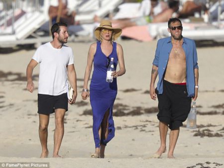 3edbeef300000578-4373194-hitting_their_stride_the_barefoot_pals_checked_out_the_shoreline-a-20_1491161694362