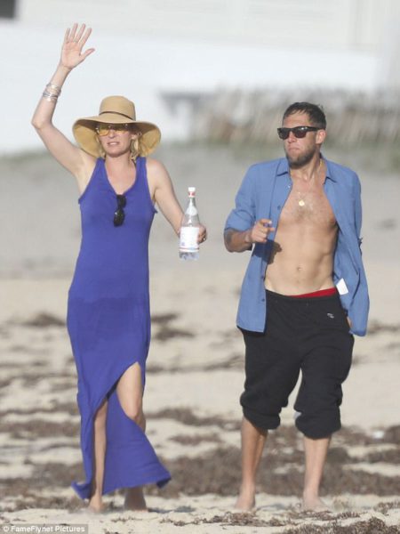 3edbef5400000578-4373194-cool_customer_thurman_put_on_a_leggy_display_in_her_maxi_dress_a-a-19_1491161694359