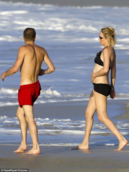3edbf03300000578-4373194-barefoot_on_the_beach_the_pals_looked_in_a_state_of_relaxation-a-17_1491161693905