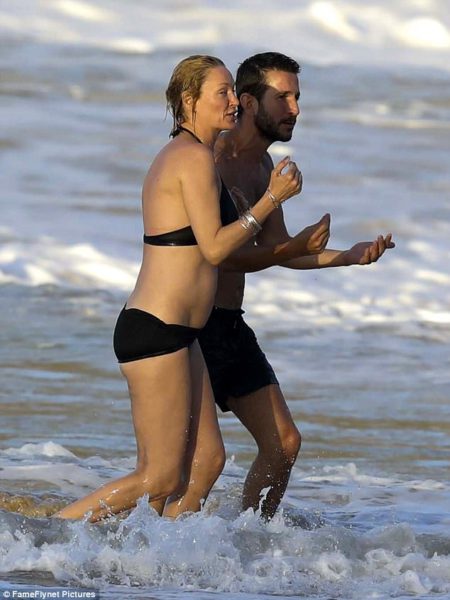 3edbf0a300000578-4373194-walk_and_talk_wet_hair_slicked_back_over_her_head_the_actress_em-a-8_1491161692768