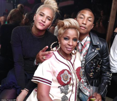 3fe0303e00000578-4467966-no_more_drama_mary_j_also_caught_up_with_pharrell_and_helen_who_-a-14_1493782050417