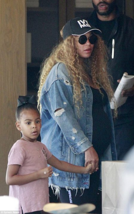 3fe954da00000578-0-mini_me_little_blue_ivy_looked_cute_in_a_pink_t_shirt_and_dark_p-m-42_1493846295576