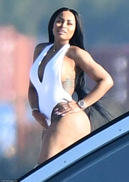 3ff0b73500000578-4473974-wow_factor_blac_chyna_showed_off_her_curvaceous_frame_in_a_white-a-70_1493916072705